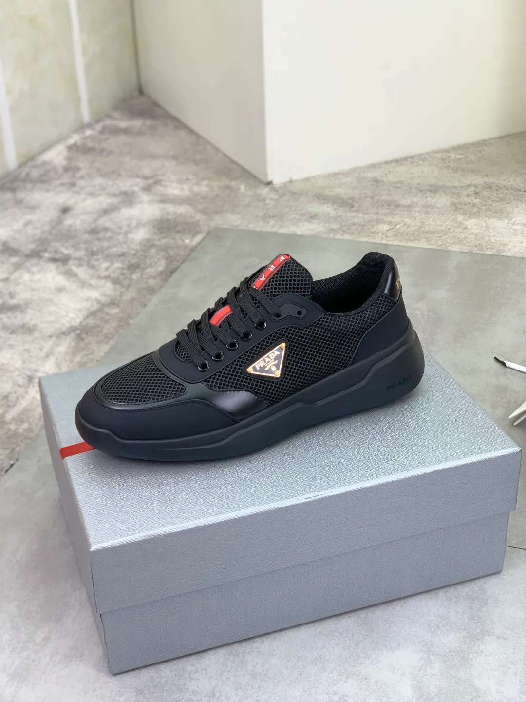 Men's shoes 💰P600💰 [New style] popular models are on the official website, 🆘 Trendy brand (Prada) mainly promotes popular models, avant-garde and versatile fashion men's shoes private version mold opening, cowhide surface splicing 1:1.. Fashionable and simple, original imported cowhide lining cowhide feet; the atmosphere and personality are more fashionable, eye-catching and pursuing class. It will subvert old ideas and be a must-have for fashion trendsetters with you! Must keep it for yourself! Tall and comfortable, large and low, high-end quality workmanship. Size: 38-45 3️⃣colors available.